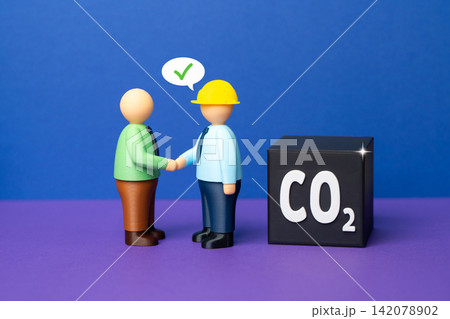 An official and an engineer agree on reducing CO2 emissions, modernizing production, and reducing the impact on the environment. Emissions recycling, a closed-loop production cycle An official and an engineer agree on reducing CO2 emissions, modernizing production, and reducing the impact on the environment. Emissions recycling, a closed-loop production cycle 142078902