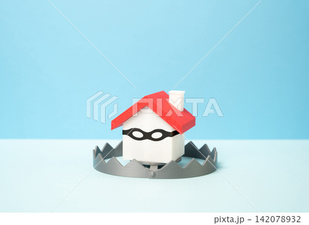 Affordable housing traps as bait. Scams to defraud real estate buyers. Risky home buying during times of instability. Real estate warning, market volatility and false affordability Affordable housing traps as bait. Scams to defraud real estate buyers. Risky home buying during times of instability. Real estate warning, market volatility and false affordability 142078932