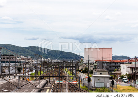 街並みと線路を見下ろす風景と遠くの山並み 142078996
