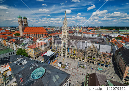 Aerial cityscape of Munich city center with Marienplatz and gothic Rathaus 142079362