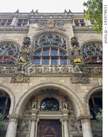 Gothic relief sculptures and arches on Duisburg Rathaus facade, Germany 142079631