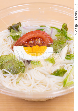 コンビニ食品の夏の味覚の美味しい素麺 コンビニ食品の夏の味覚の美味しい素麺 142081903
