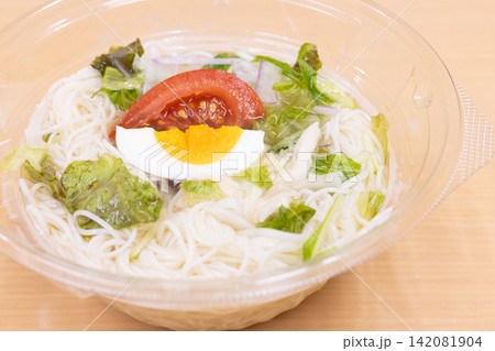 コンビニ食品の夏の味覚の美味しい素麺 コンビニ食品の夏の味覚の美味しい素麺 142081904