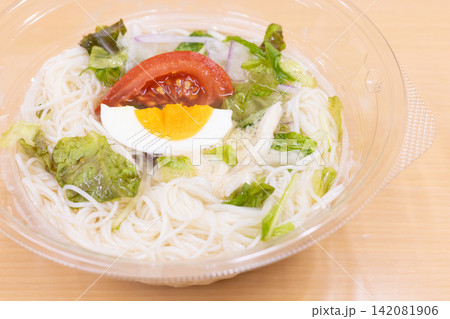 コンビニ食品の夏の味覚の美味しい素麺 コンビニ食品の夏の味覚の美味しい素麺 142081906