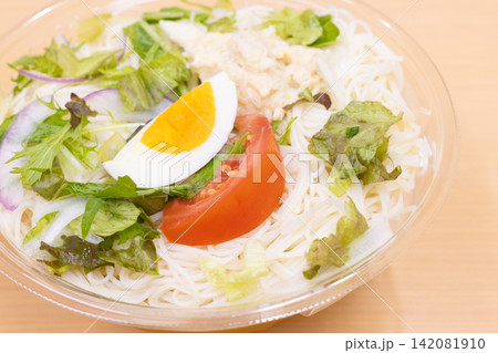 コンビニ食品の夏の味覚の美味しい素麺 コンビニ食品の夏の味覚の美味しい素麺 142081910