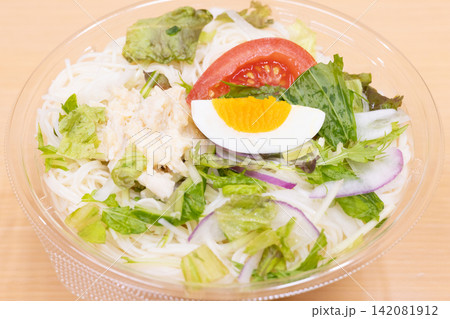 コンビニ食品の夏の味覚の美味しい素麺 コンビニ食品の夏の味覚の美味しい素麺 142081912