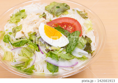 コンビニ食品の夏の味覚の美味しい素麺 コンビニ食品の夏の味覚の美味しい素麺 142081913