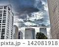 ビルの狭間と都会の暗い現実 142081918