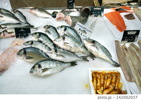 Fresh Daurade  on ice ,  price - 19.99 Euro 142082037