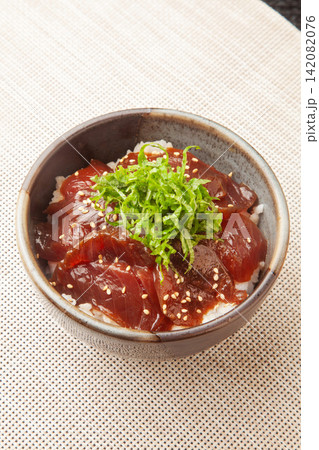 まぐろ漬け丼 142082076