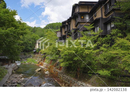 川沿いに温泉旅館が並ぶ黒川温泉 川沿いに温泉旅館が並ぶ黒川温泉 142082138