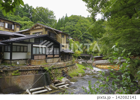 川沿いに温泉旅館が並ぶ黒川温泉 川沿いに温泉旅館が並ぶ黒川温泉 142082141