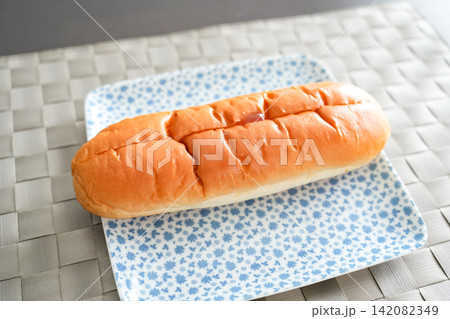 お皿に整然と並んだ焼きたてコッペパンの静かな美味しさ お皿に整然と並んだ焼きたてコッペパンの静かな美味しさ 142082349