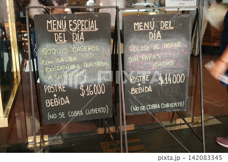 都市のブエノスアイレスの店頭に並ぶ自家製ニョッキと鶏肉料理の日替わりメニュー 都市のブエノスアイレスの店頭に並ぶ自家製ニョッキと鶏肉料理の日替わりメニュー 142083345