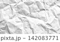 皺のついた白い紙のテクスチャ。しわくちゃな紙の背景素材 142083771