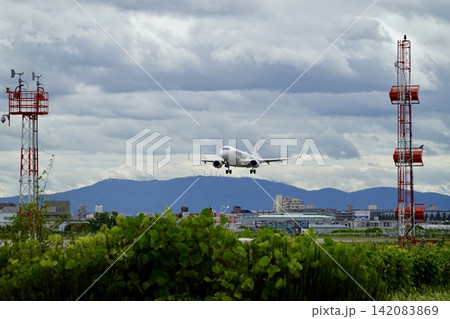 大阪国際空港(伊丹空港)に着陸態勢の旅客機が降りてくる風景 兵庫県伊丹市 大阪国際空港(伊丹空港)に着陸態勢の旅客機が降りてくる風景 兵庫県伊丹市 142083869