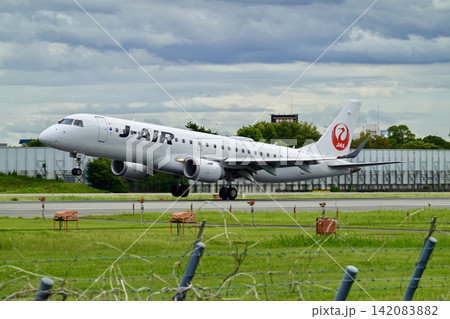 大阪国際空港(伊丹空港)滑走路にJ-AIR旅客機の後輪が着地した瞬間の風景 兵庫県伊丹市 大阪国際空港(伊丹空港)滑走路にJ-AIR旅客機の後輪が着地した瞬間の風景 兵庫県伊丹市 142083882