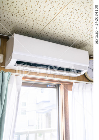 古い家に取り付けたエアコン 142084109