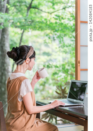 ワーケーション,リモートワークをするアドレスホッパーの若い女性 ワーケーション,リモートワークをするアドレスホッパーの若い女性 142084183