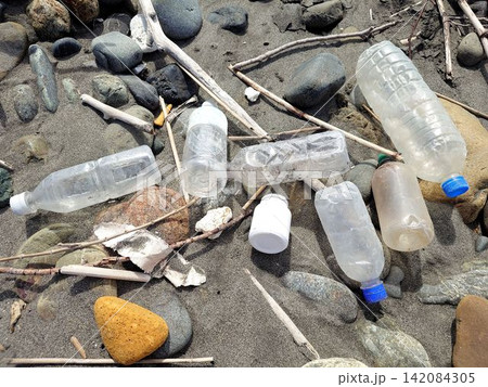 海岸に流れ着いたペットボトルごみと海洋プラスチック問題 海岸に流れ着いたペットボトルごみと海洋プラスチック問題 142084305