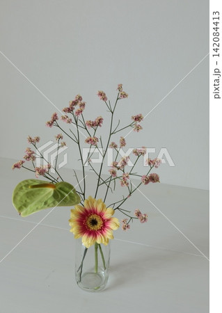 花瓶に生けた花 花瓶に生けた花 142084413