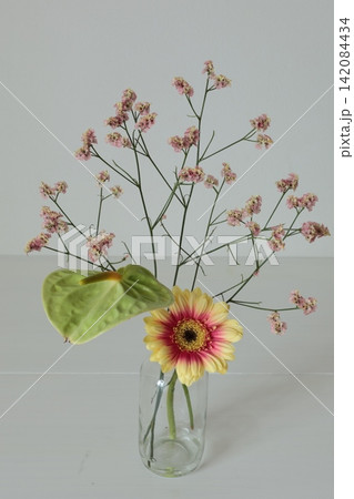 花瓶に生けた花 142084434