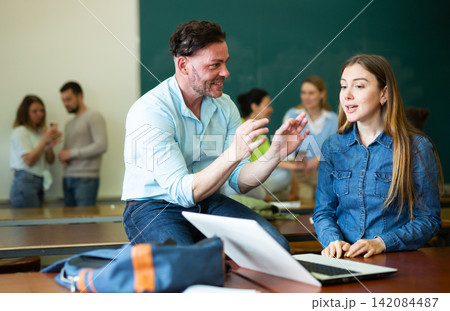 Woman and man chatting during recess in university Woman and man chatting during recess in university 142084487