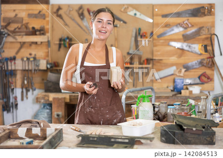 Young girl posing in taller workshop 142084513