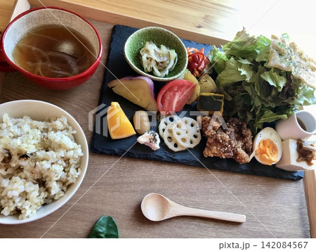 おいしそうなプレートランチ おいしそうなプレートランチ 142084567