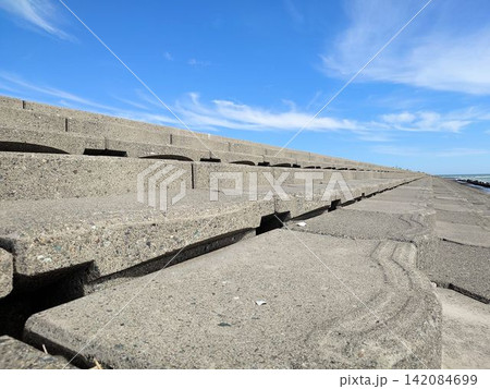 青空の下に続く海岸のコンクリート護岸ブロック 青空の下に続く海岸のコンクリート護岸ブロック 142084699