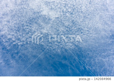 いわし雲とうろこ雲が広がる爽やかな青空、季節の変わり目と自然の背景素材 いわし雲とうろこ雲が広がる爽やかな青空、季節の変わり目と自然の背景素材 142084966