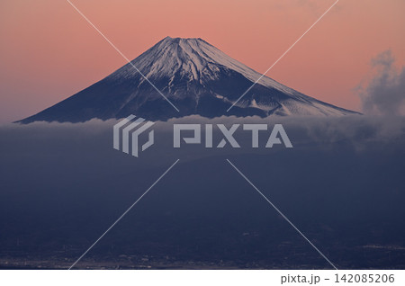 伊豆半島 伊豆山稜線歩道の金冠山 朝焼けの空に映る富士山 伊豆半島 伊豆山稜線歩道の金冠山 朝焼けの空に映る富士山 142085206