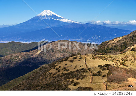 伊豆半島の伊豆山稜線歩道 達磨山から望む冬の富士山 伊豆半島の伊豆山稜線歩道 達磨山から望む冬の富士山 142085248