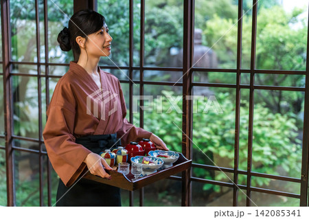 老舗の温泉旅館・高級旅館・宿坊で働く仲居さん・女将さん(配膳) 老舗の温泉旅館・高級旅館・宿坊で働く仲居さん・女将さん(配膳) 142085341