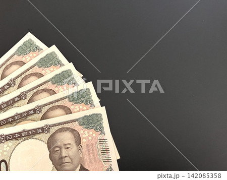 黒い背景と1万円札5枚 142085358