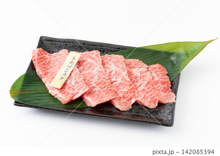 白背景にお皿に載せたサシの入った国産黒毛和牛のモモ肉(トモサンカク)のスライス 白背景にお皿に載せたサシの入った国産黒毛和牛のモモ肉(トモサンカク)のスライス 142085394