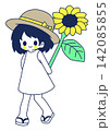 ひまわりを持つ女の子 142085855