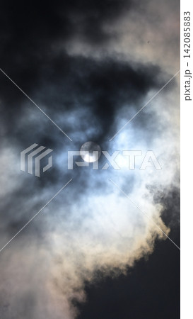 夏雲の間から見える太陽と光に染まる雲 夏雲の間から見える太陽と光に染まる雲 142085883
