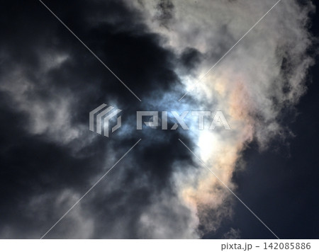 夏雲の間から見える太陽と光に染まる雲 142085886