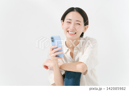 スマホを見るミドル女性 スマホを見るミドル女性 142085982