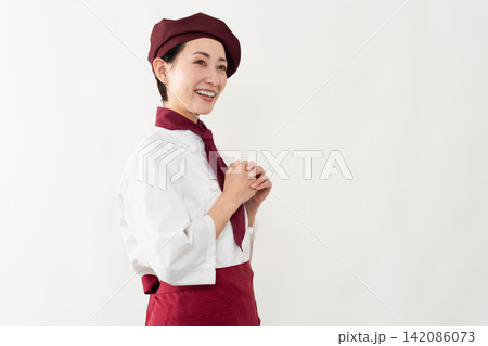 パン屋のユニフォームを着ている女性 パン屋のユニフォームを着ている女性 142086073