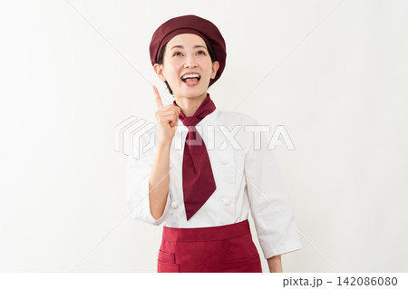 パン屋のユニフォームを着ている女性 パン屋のユニフォームを着ている女性 142086080