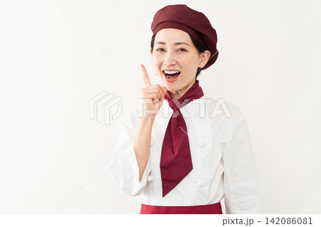 パン屋のユニフォームを着ている女性 パン屋のユニフォームを着ている女性 142086081