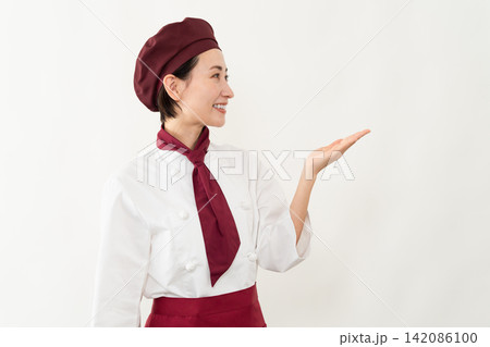 パン屋のユニフォームを着ている女性 パン屋のユニフォームを着ている女性 142086100