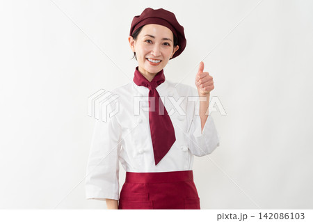 パン屋のユニフォームを着ている女性 142086103