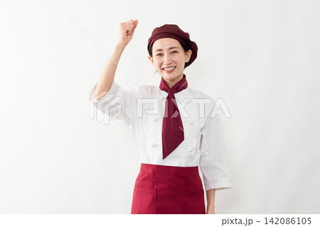 パン屋のユニフォームを着ている女性 パン屋のユニフォームを着ている女性 142086105
