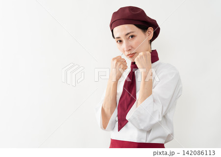 パン屋のユニフォームを着ている女性 142086113