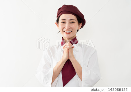 パン屋のユニフォームを着ている女性 パン屋のユニフォームを着ている女性 142086125