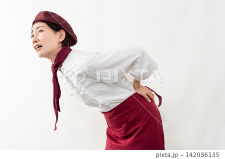 パン屋のユニフォームを着ている女性 パン屋のユニフォームを着ている女性 142086135