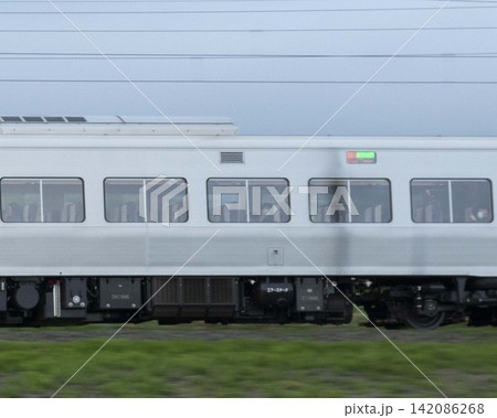 【サイド分割鉄道写真】jr北海道261系5000番台ラベンダー編成 【サイド分割鉄道写真】jr北海道261系5000番台ラベンダー編成 142086268